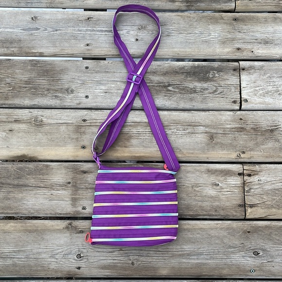 Zipit Crossbody Bag - Picture 9 of 10